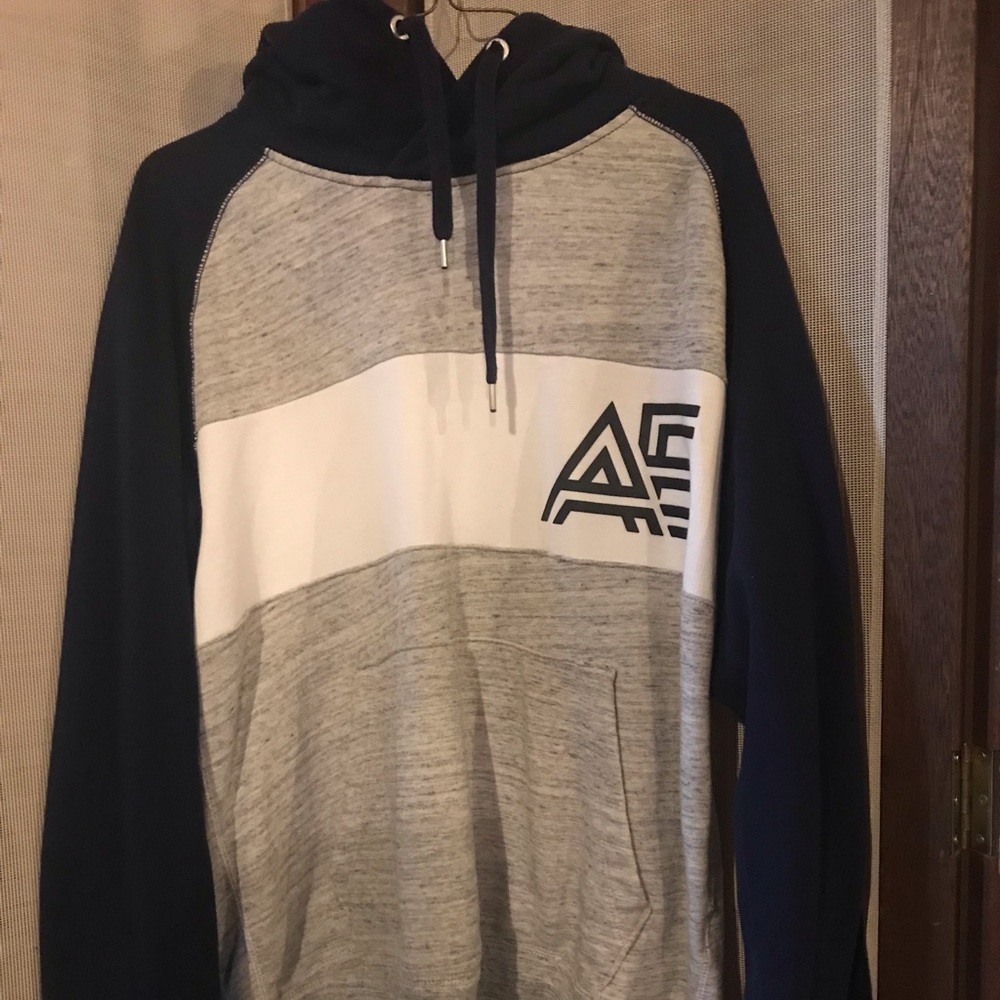 AE Men’s Medium Sweatshirt